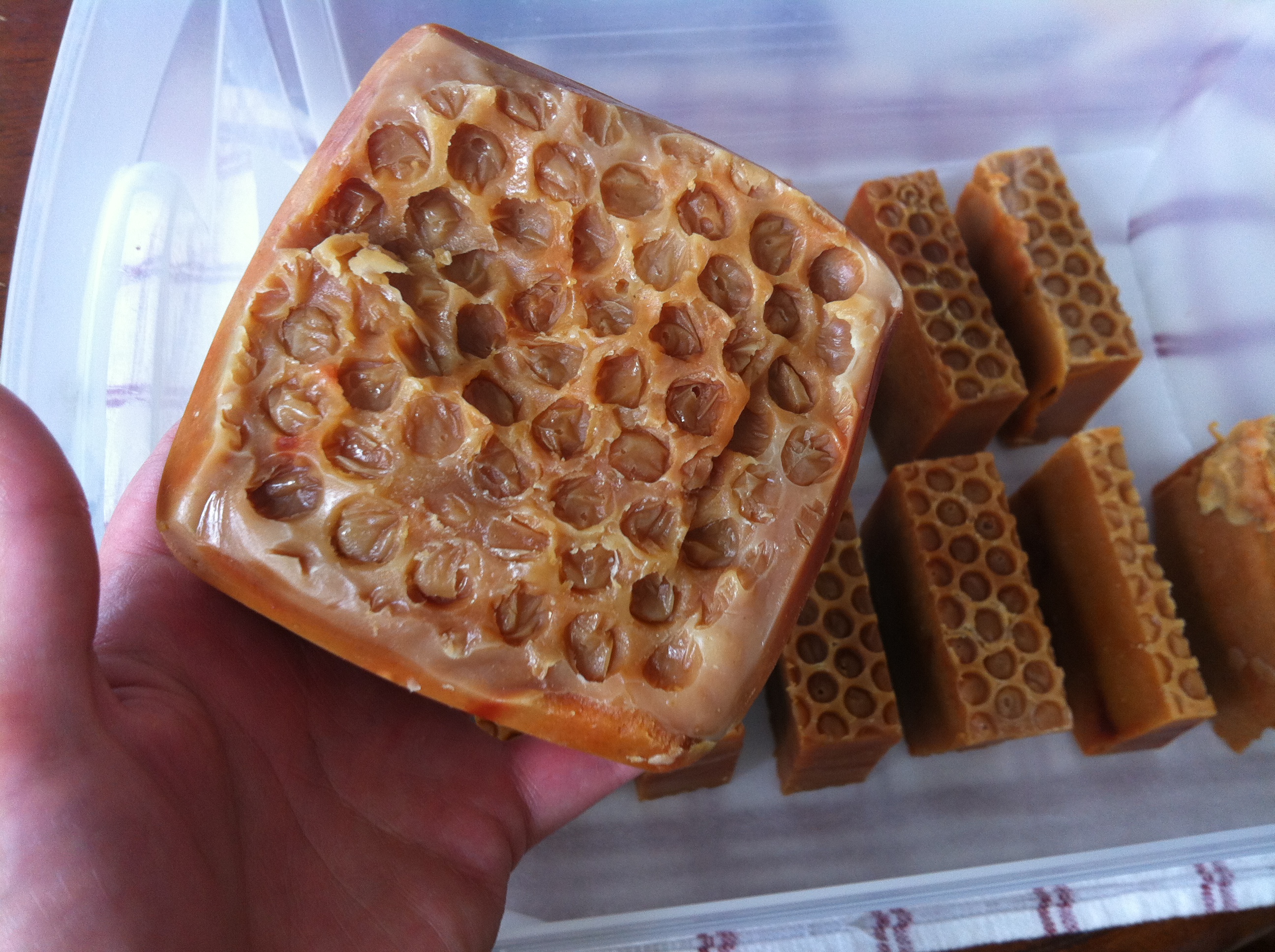 Honey Soap Recipe Melt and Pour (Honeycomb Soap With Bubble Wrap